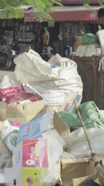 Sihanoukville Kamboçya 'nın sokaklarındaki çöpler Asya Dikey Videosu