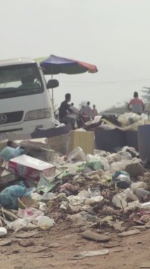 Sihanoukville Kamboçya 'nın sokaklarındaki çöpler Asya Dikey Videosu