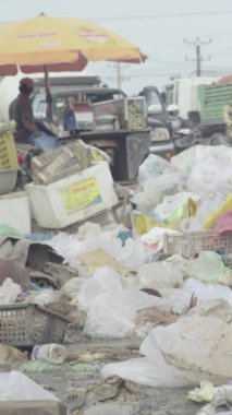 Sihanoukville Kamboçya 'nın sokaklarındaki çöpler Asya Dikey Videosu