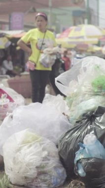 Sihanoukville Kamboçya 'nın sokaklarındaki çöpler Asya Dikey Videosu