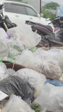 Sihanoukville Kamboçya 'nın sokaklarındaki çöpler Asya Dikey Videosu