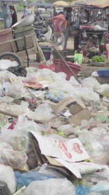 Sihanoukville Kamboçya 'nın sokaklarındaki çöpler Asya Dikey Videosu