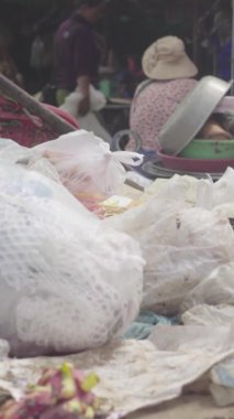 Sihanoukville Kamboçya 'nın sokaklarındaki çöpler Asya Dikey Videosu