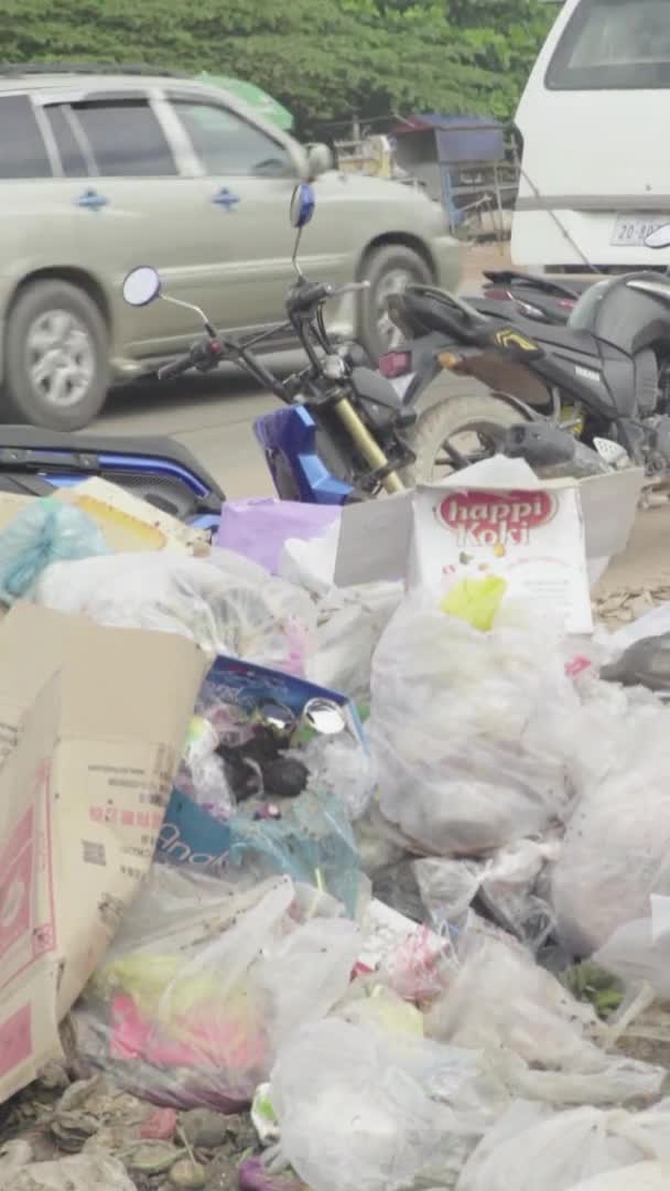Lixo na rua de Sihanoukville Camboja Ásia Vídeo vertical — Vídeo de Stock