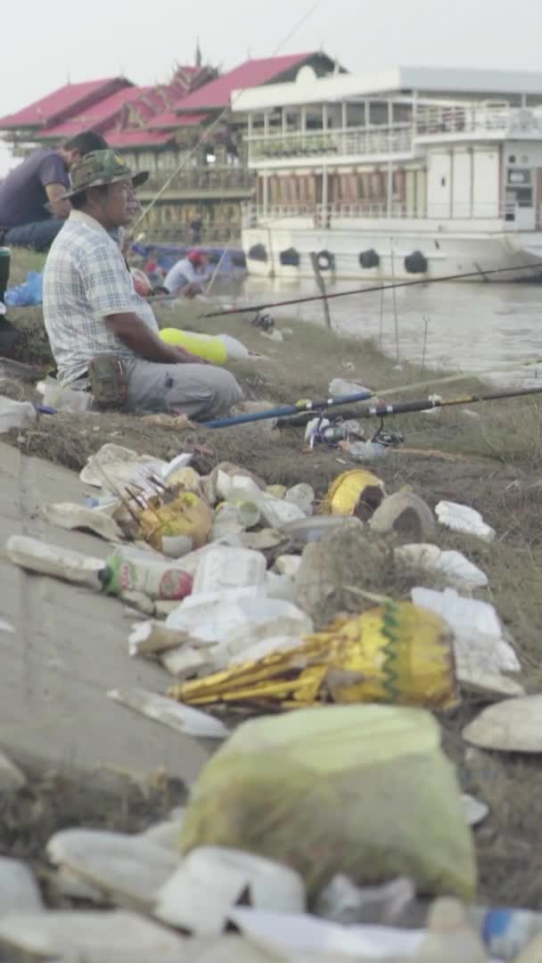 Lixo na rua de Sihanoukville Camboja Ásia Vídeo vertical — Vídeo de Stock