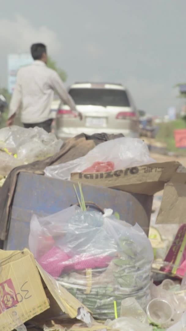 Śmieci na ulicy Sihanoukville Kambodża Azja Pionowe wideo — Wideo stockowe