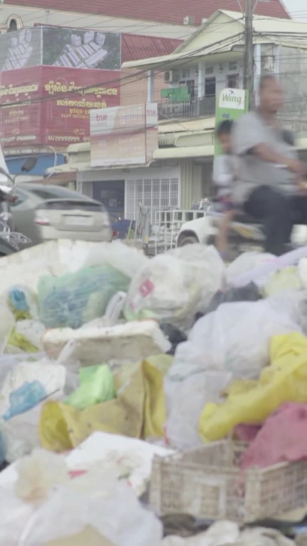 Śmieci na ulicy Sihanoukville Kambodża Azja Pionowe wideo — Wideo stockowe