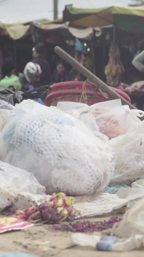 Śmieci na ulicy Sihanoukville Kambodża Azja Pionowe wideo — Wideo stockowe