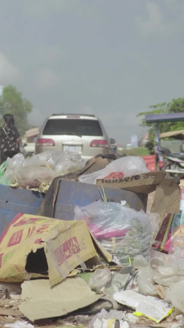Śmieci na ulicy Sihanoukville Kambodża Azja Pionowe wideo — Wideo stockowe