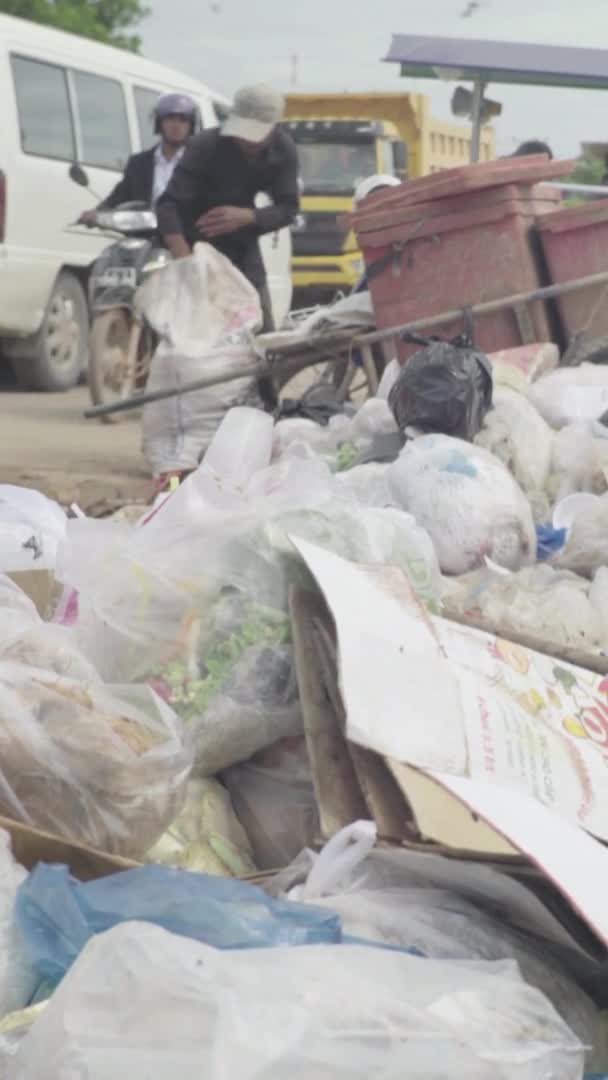 Müll auf der Straße von Sihanoukville Kambodscha Asien — Stockvideo
