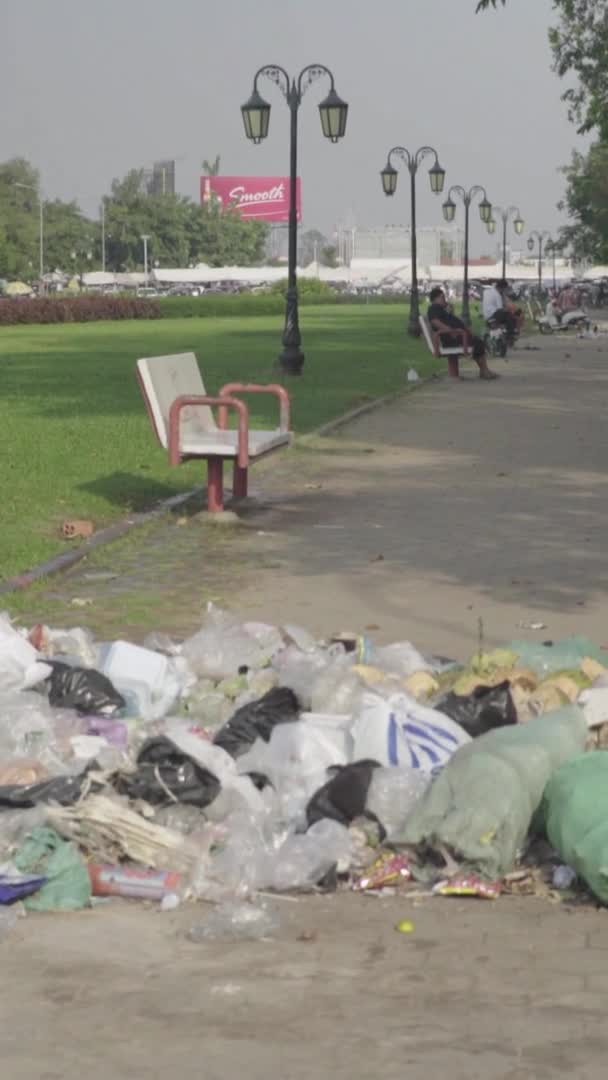 Vuilnis op straat van Sihanoukville Cambodja Azië Verticale video — Stockvideo