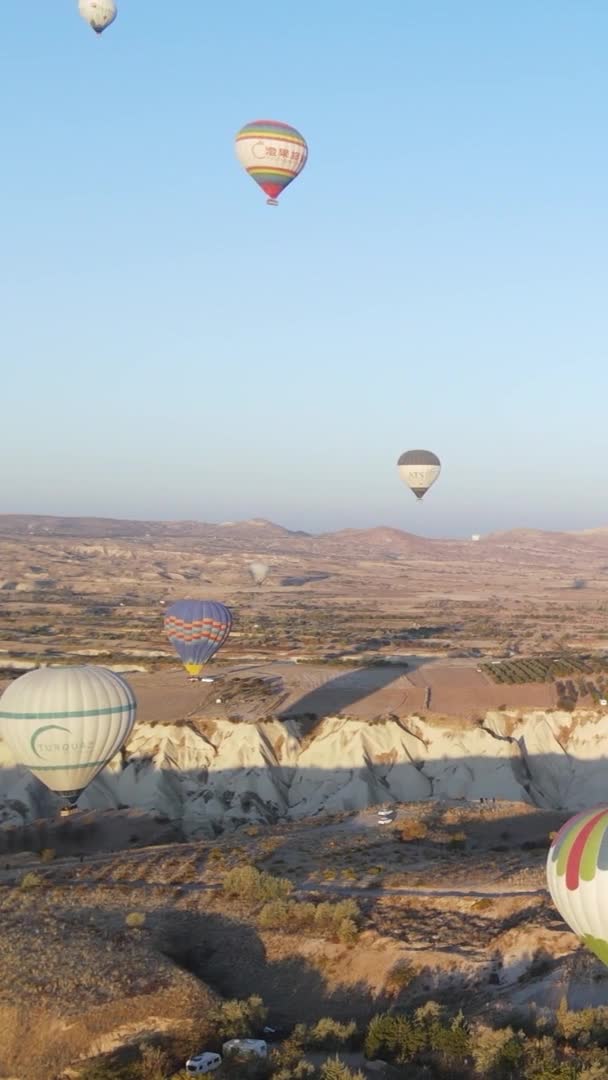 Luftballons in Kappadokien Vertikales Video Zeitlupe — Stockvideo