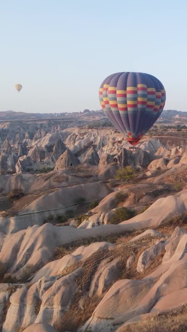 Globos en Capadocia Vídeo vertical Cámara lenta — Vídeos de Stock