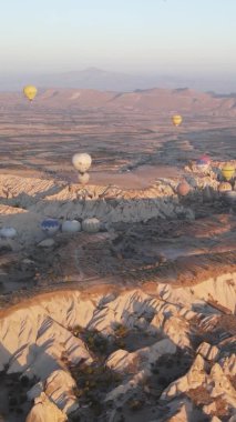 Cappadocia Dikey Görüntü Yavaş Çekimde Balonlar