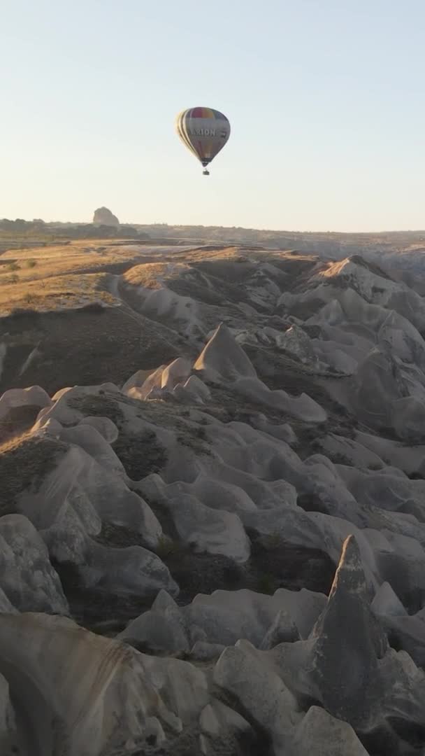 Cappadocia Dikey Görüntü Yavaş Çekimde Balonlar — Stok video