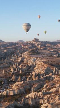 Cappadocia Dikey Görüntü Yavaş Çekimde Balonlar