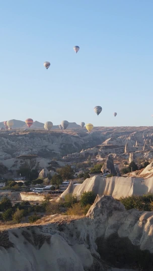 Ballonnen in Cappadocia Verticale video Slow motion — Stockvideo