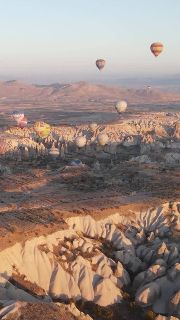 Globos en Capadocia Vídeo vertical Cámara lenta — Vídeo de stock