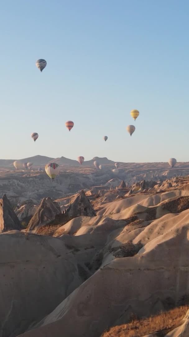 Balloons in Cappadocia Vertical video Slow motion — Stock Video