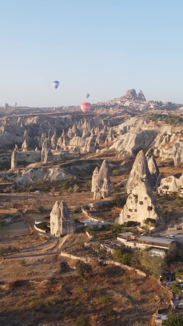 Globos en Capadocia Vídeo vertical Cámara lenta — Vídeos de Stock