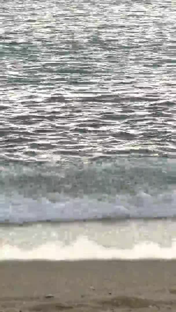 Close-up da praia na praia Vídeo vertical — Vídeo de Stock