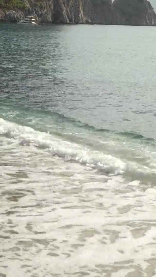 Närbild av stranden på stranden Vertikal video — Stockvideo