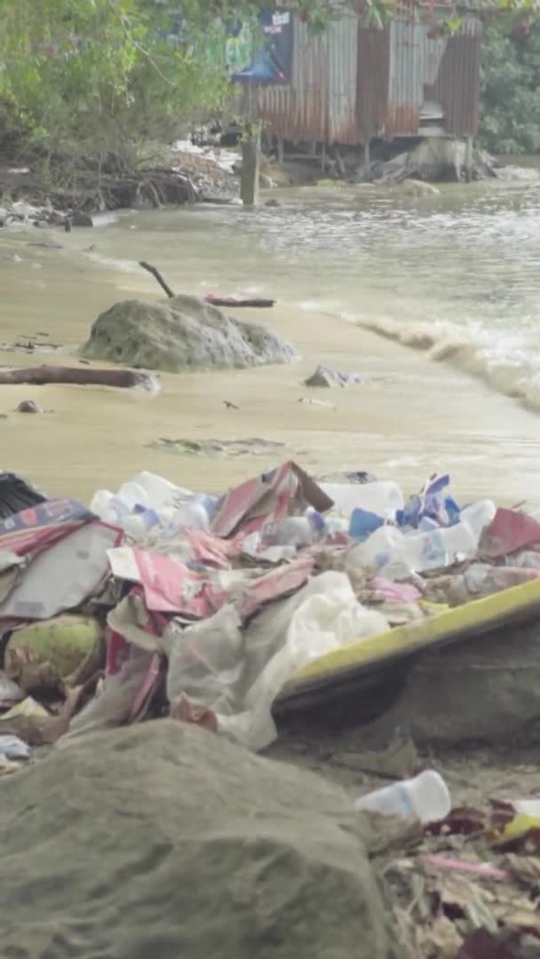 Plastový koš na mořském pobřeží Vertikální video — Stock video