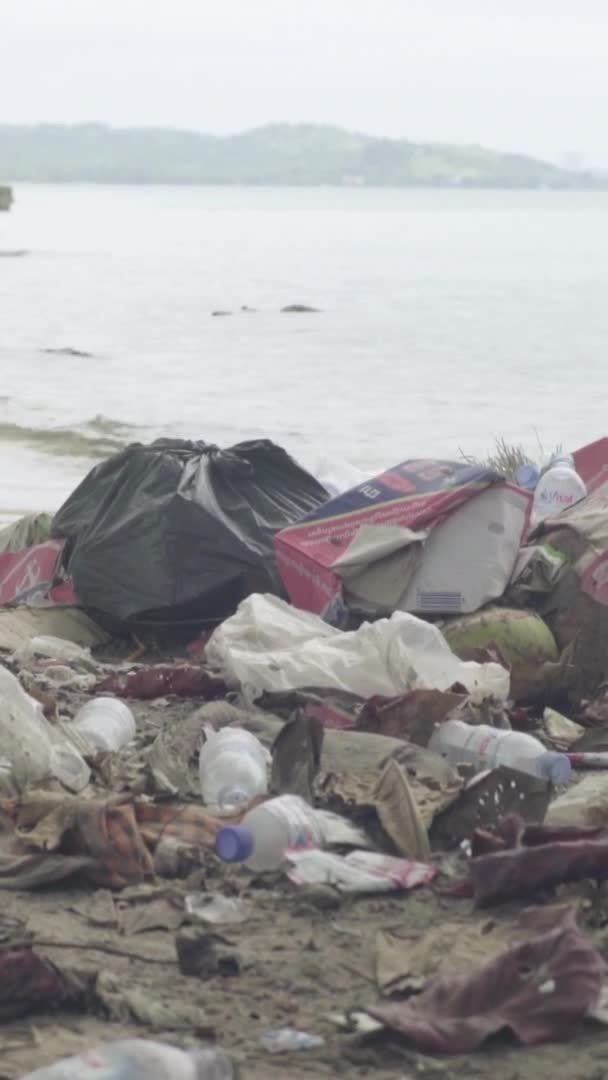 Basura de plástico en la orilla del mar Video vertical — Vídeos de Stock