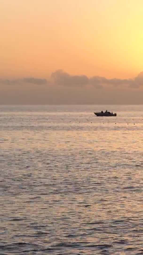 Seascape na praia perto da costa na Turquia Vídeo vertical — Vídeo de Stock