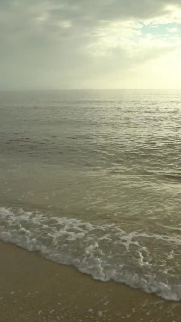 Havslandskap på stranden nära kusten i Turkiet Vertikal video — Stockvideo