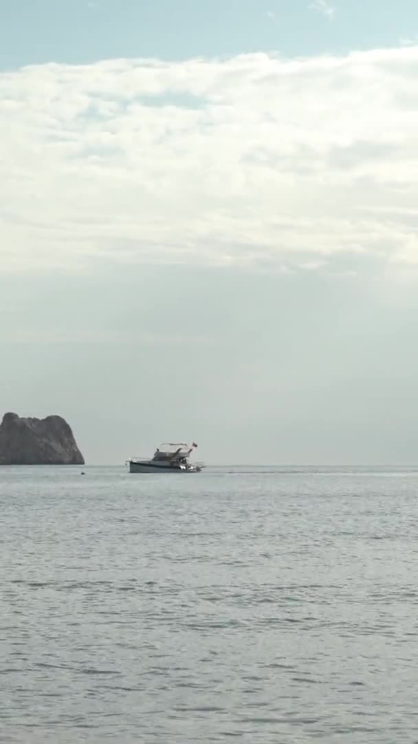 Paisaje marino en la playa cerca de la costa en Turquía Vídeo vertical — Vídeo de stock