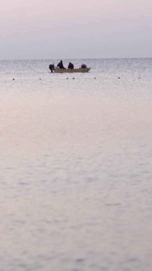 Havslandskap på stranden nära kusten i Turkiet Vertikal video — Stockvideo