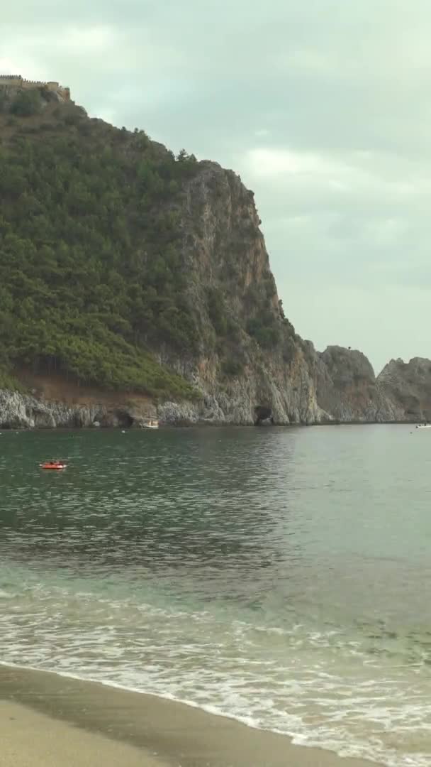 Seascape na praia perto da costa na Turquia Vídeo vertical — Vídeo de Stock