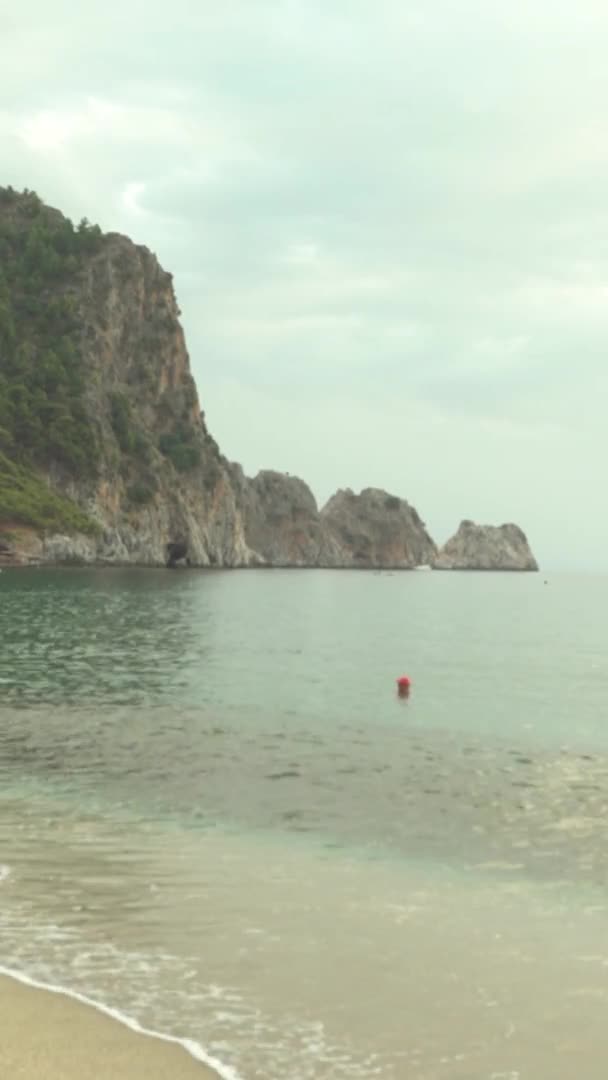 Seascape na praia perto da costa na Turquia Vídeo vertical — Vídeo de Stock