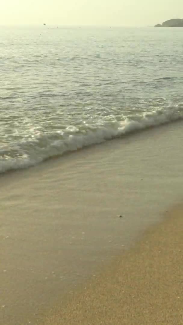 Seascape na praia perto da costa na Turquia Vídeo vertical — Vídeo de Stock