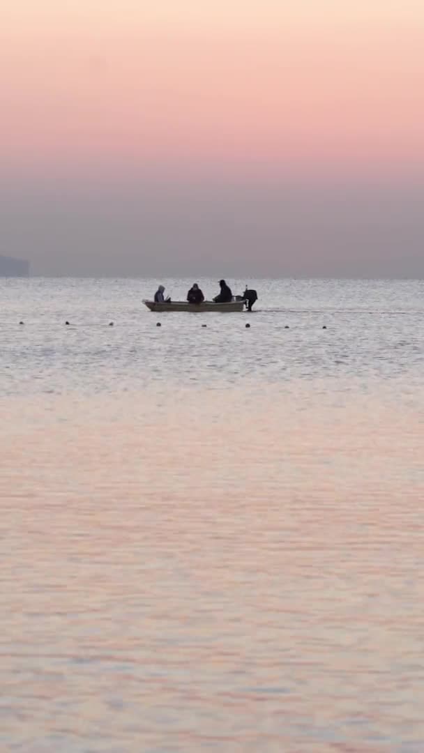 Zeegezicht aan het strand bij de kust in Turkije Verticale video — Stockvideo