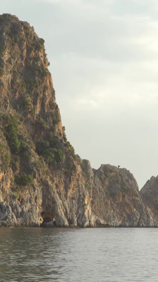 Mare sulla spiaggia vicino alla costa in Turchia Video verticale — Video Stock