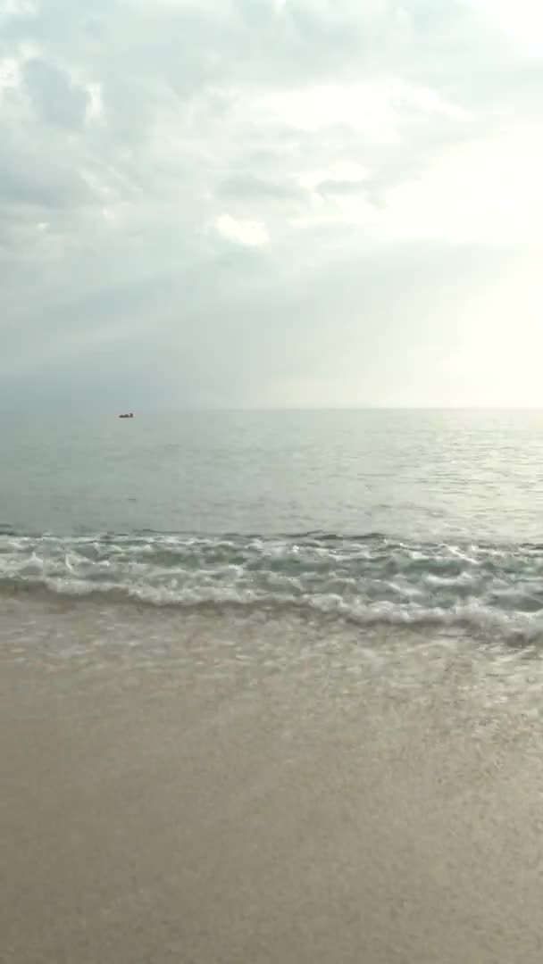 Θαλάσσιο τοπίο στην παραλία κοντά στην ακτή της Τουρκίας Κάθετη βίντεο — Αρχείο Βίντεο