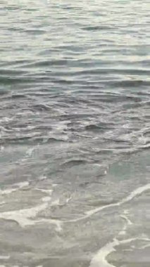 Akdeniz 'in deniz yüzeyi. Dikey video.