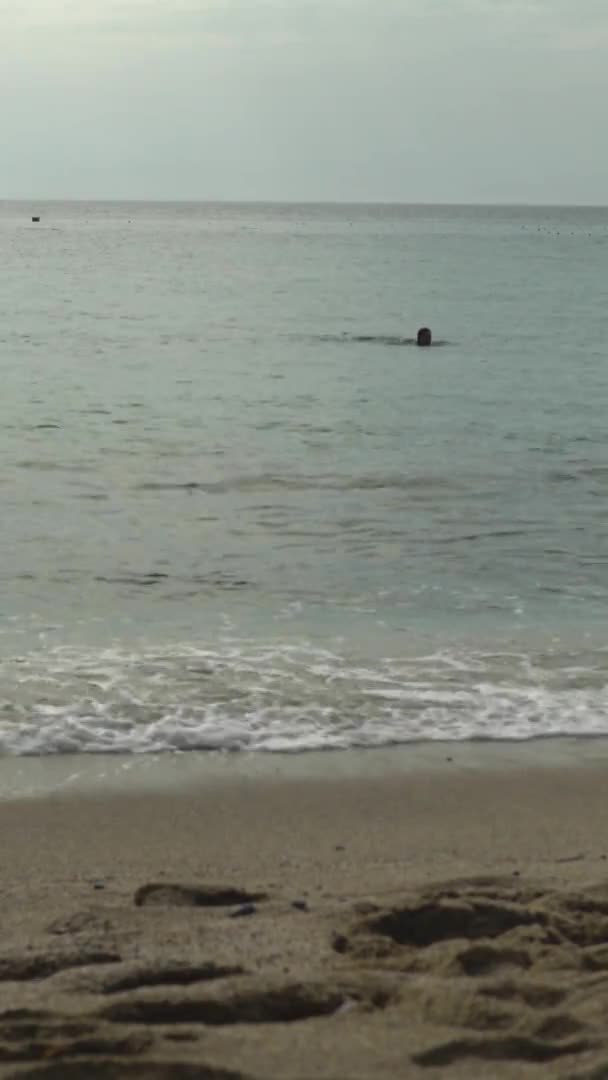Zeegezicht aan het strand bij de kust in Turkije Verticale video — Stockvideo