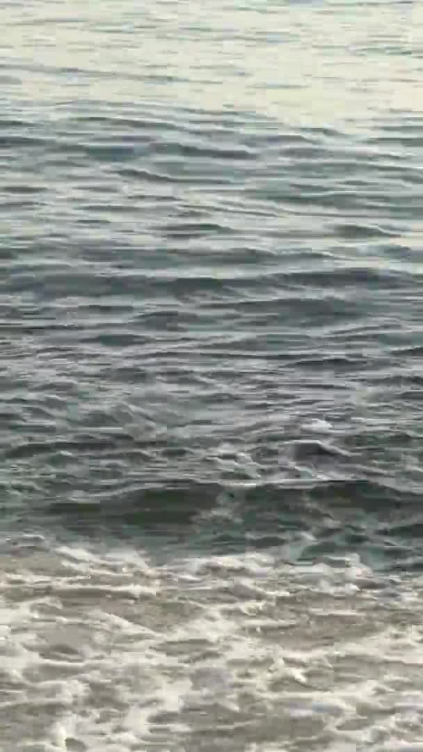 Морська вода поверхневий морський узбережжя Середземного моря Вертикальне відео — стокове відео