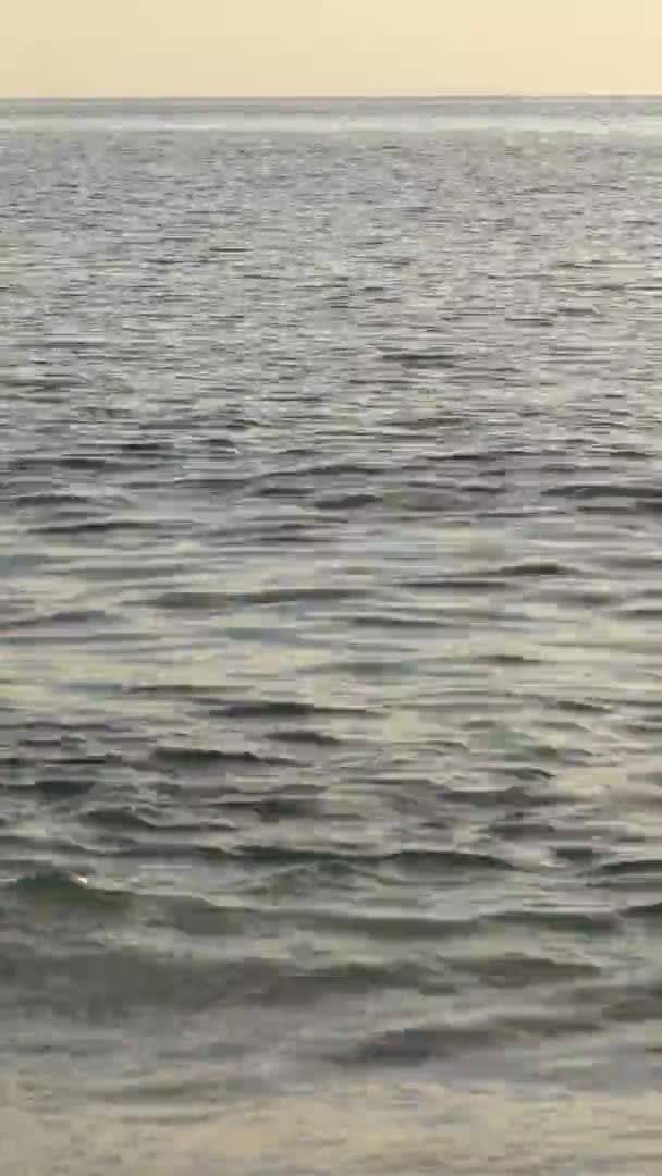 Akdeniz 'in deniz yüzeyi. Dikey video. — Stok video