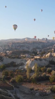 Cappadocia Dikey Görüntü Yavaş Çekimde Balonlar