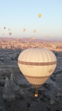 Cappadocia Dikey Görüntü Yavaş Çekimde Balonlar