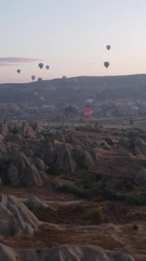 Cappadocia Dikey Görüntü Yavaş Çekimde Balonlar