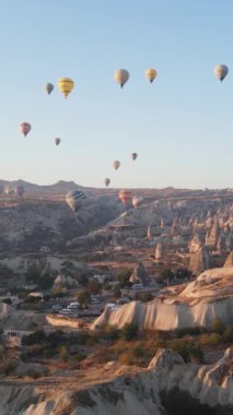 Cappadocia Dikey Görüntü Yavaş Çekimde Balonlar