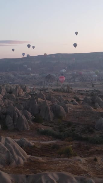 Luftballons in Kappadokien Vertikales Video Zeitlupe — Stockvideo