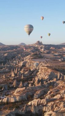 Cappadocia Dikey Görüntü Yavaş Çekimde Balonlar