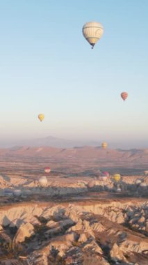 Cappadocia Dikey Görüntü Yavaş Çekimde Balonlar