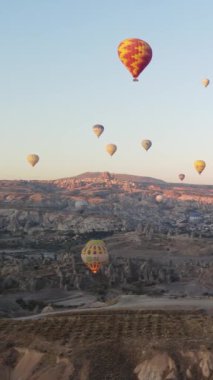 Cappadocia Dikey Görüntü Yavaş Çekimde Balonlar